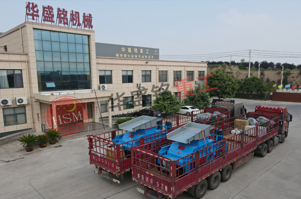 兩臺(tái)1510全液壓對(duì)輥制砂機(jī)發(fā)貨